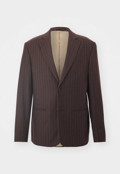 Blazer castanho riscado com lapela recortada, duas bolsos frontais, fecho de um botão e forro interior em cetim bege.