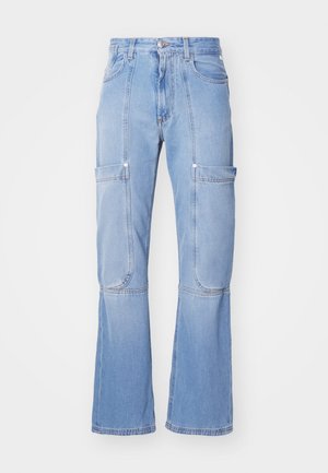 Lys blå denimjeans med en flagrende silhuett, med to frontlommer og sømdetaljer, laget av teksturert bomullsstoff.
