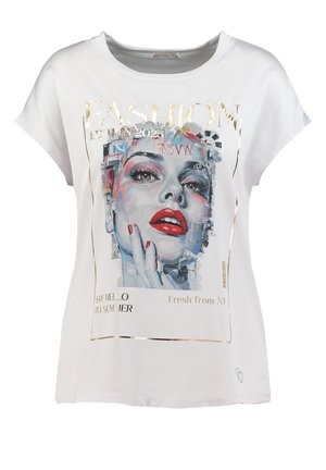 Camicia bianca a maniche corte con un ritratto artistico colorato di una donna con labbra e unghie rosse, e testo dorato con le parole "FASHION" e "2025".