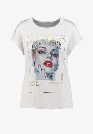 Wit overhemd met korte mouwen met een kleurrijk artistiek portret van een vrouw met rode lippen en nagels, en gouden tekst met de woorden "FASHION" en "2025."