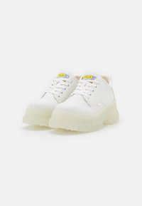 Buffalo ASPHA  - Sapatos casuais com atacadores - white