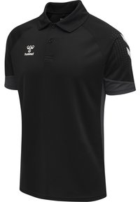 Sort polo shirt lavet af struktureret, åndbart stof. Har en krave, tre-knaps placket og et logo på venstre bryst.