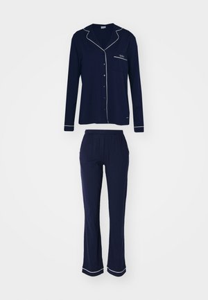 Das navyblaue Schlafanzug-Set umfasst ein langärmliges Hemd mit Knöpfen und weißen Paspeln sowie passende Hose mit elastischem Bund und geradem Schnitt.