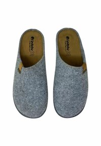 Pantofole di lana grigie con una texture liscia, forma arrotondata, design easy-on e un accento in pelle marrone vicino all'apertura.