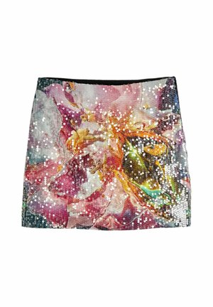 Mini sukně pokrytá flitry s barevným květinovým vzorem v odstínech růžové, oranžové, zelené a bílé na tmavém pozadí.
