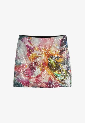 Minirock mit Paillettenbesatz und einem bunten Blumenmuster in den Farbtönen Pink, Orange, Grün und Weiß auf dunklem Hintergrund.
