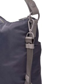 Bolsa de tela azul marino con un acabado texturizado, que presenta una correa gris ajustable y herrajes de metal, cierre de cremallera y detalles en la correa.