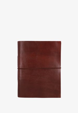 Quaderno in pelle marrone con una superficie liscia, design chiuso e chiusura elastica. Forma semplice e rettangolare senza ulteriori decorazioni.