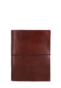 Cahier en cuir marron avec une texture lisse, design fermé et fermeture élastique. Forme simple et rectangulaire sans embellissements supplémentaires.