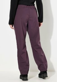 Paarse, lichte broeken met een elastische tailleband en taps toelopende enkels. Glad oppervlak, casual ontwerp met zijzakken.