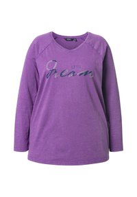 Fialové tričko s dlouhým rukávem a výstřihem do V, na kterém je nápis "LETS dream" ve stříbrném třpytu a volný střih. Vyrobeno z měkké látky.