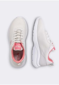Białe siatkowe sneakersy z różowymi akcentami. Cechy to sznurówki, wyściełany kołnierz oraz teksturowana gumowa podeszwa. Zauważalne logo na pięcie.