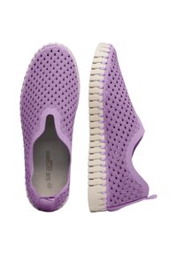 Lavender slip-on shoes with scalloped pattern, rubber material, contrasting beige sole, and textured interior for comfort.