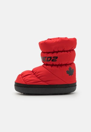 Botte rouge gonflée avec une forme arrondie, semelle en caoutchouc noire et un logo sur le côté. Comprend un haut en quilt pliable et un design de feuille d'érable.