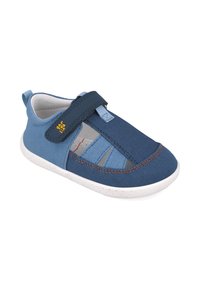 Zapato de tela azul con una tira de velcro, diseño de lado abierto, suela de goma blanca y costuras naranjas en contraste para un detalle adicional.
