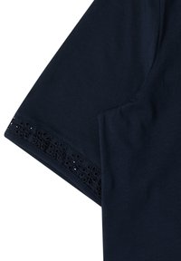 Chemise bleu marine à manches courtes avec broderie œillet florale le long du bord des manches.