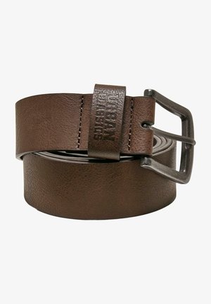 Ceinture en cuir marron avec une finition texturée, dotée d'une boucle en métal et d'une étiquette embossée portant la mention "Urban Classics." Bords lisses.