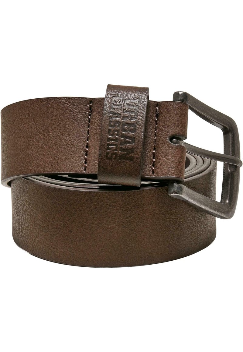 Brown leather belt with a textured finish, featuring a metal buckle and an embossed label reading “Urban Classics.” Smooth edges.