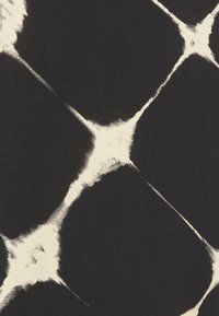 Tessuto nero con un motivo astratto crema, caratterizzato da grandi forme arrotondate collegate da striature, creando un design moderno e testurizzato.