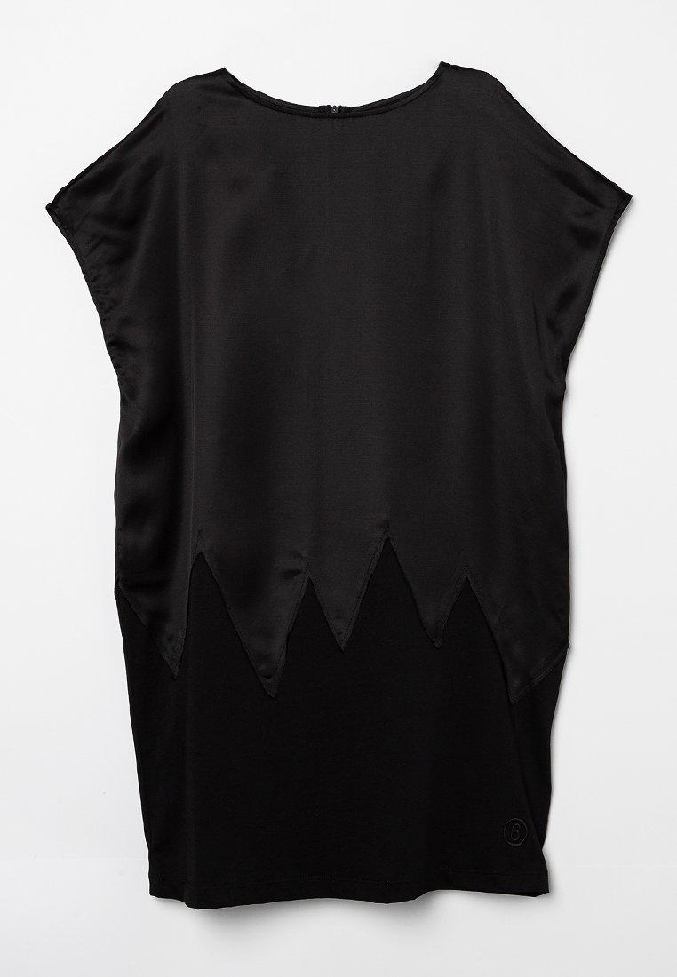Robe noire à manches courtes, tissu supérieur lisse, détail d'ourlet déchiqueté se transitionnant vers un tissu inférieur mat, et un petit logo rond près du bas.