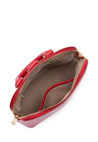 Borsa a mano in pelle rossa con cerniera dorata, esterno liscio e rivestimento beige. All'interno presenta una piccola tasca e ampio spazio per riporre oggetti.
