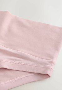 Tessuto rosa chiaro con una texture liscia e una delicata lucentezza. Presenta cuciture a doppio punto e un bordo ben rifinito.