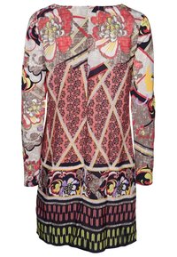 Vestido multicolorido con patrones florales y geométricos, mangas largas y una silueta fluida con un dobladillo acentuado por colores contrastantes.