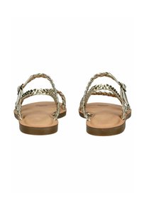 Geflochtene silberne Sandalen aus Metall mit einer glatten beigen Innensohle und flacher brauner Außensohle; offenes Design mit verstellbarem Schnallen-Detail.