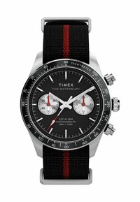 Timex Chronograph-Uhr mit schwarzem Zifferblatt, silbernen Ziffernblättern, Edelstahlgehäuse und einem strukturierten schwarzen Stoffarmband mit rotem Streifen.