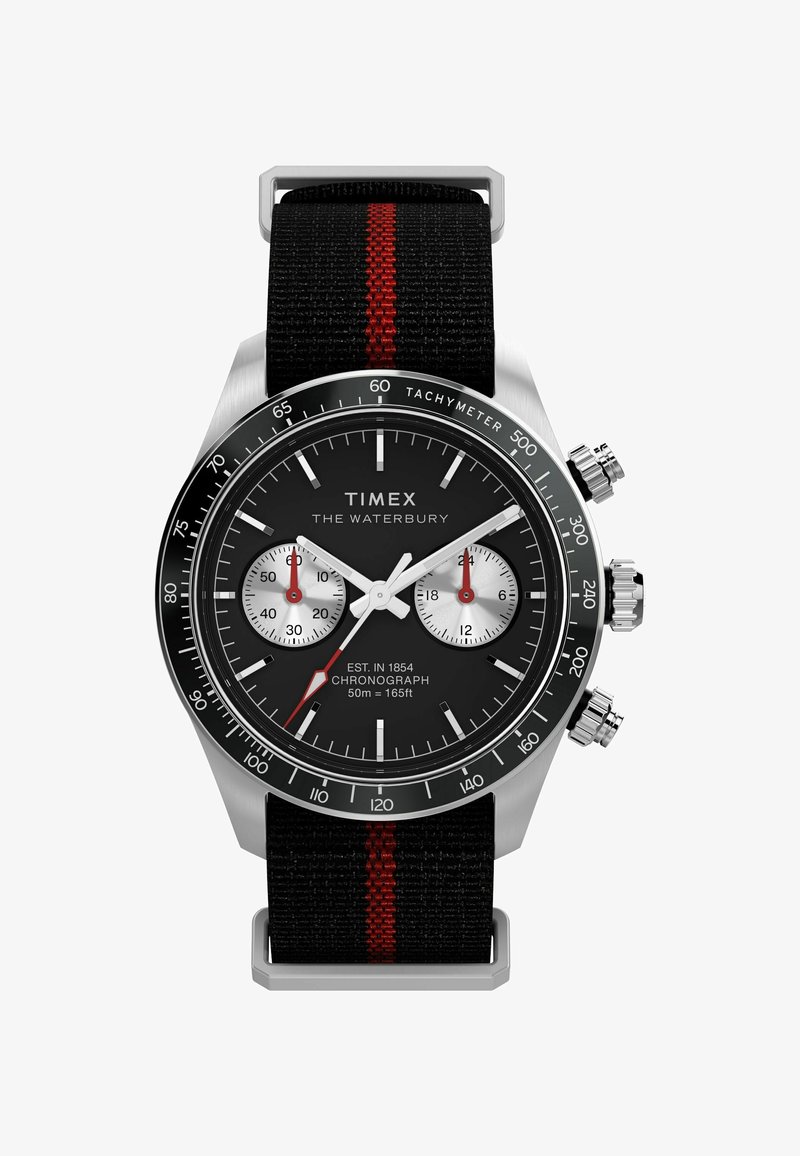 Chronograf s hodinami Timex s černým ciferníkem, stříbrnými subciferníky, pouzdrem z nerezové oceli a texturovaným černým textilním řemínkem s červeným pruhem.