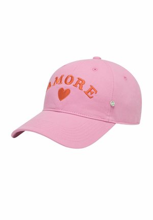 Casquette de baseball rose avec "AMORE" et un cœur brodés en orange sur le devant, avec un petit détail métallique en forme de trèfle sur le côté.