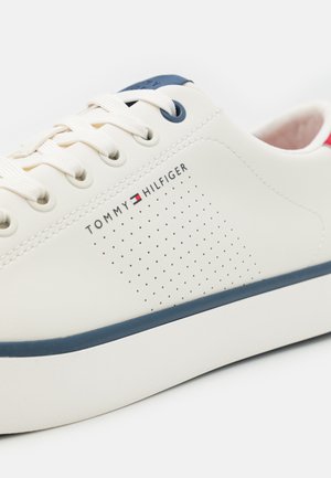 VULC CORE SEASONAL - Zapatillas - ancient white