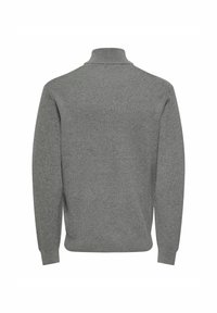 Grauer Strickpullover mit hohem Kragen und langen Ärmeln. Verfügt über eine gerippte Textur und einen geraden Saum auf Taillenhöhe. Keine sichtbaren Logos oder Muster.