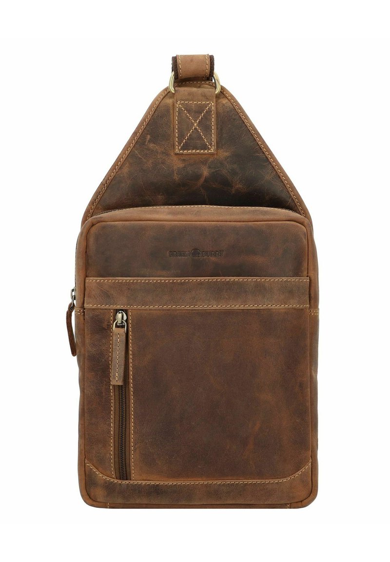 Borsa a tracolla in pelle marrone con texture liscia, tasca frontale con zip, parte superiore arrotondata e tracolla robusta. Presenta un branding discreto sulla superficie.