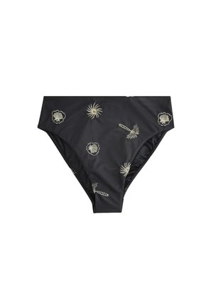 Czarne majtki bikini z wysokim stanem, z jasnobeżowymi wzorami muszli i palm rozsianymi na tkaninie.