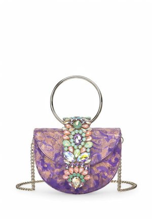 Bolso de mano de púrpura y dorado con un patrón que presenta un asa circular plateada y una correa adornada con coloridos rhinestones y gemas.