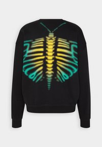 Černá mikina s velkým barevným potiskem motýla ve žluté a tyrkysové na zadní straně, ribovanými manžetami a spodním lemem.