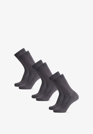 Graue Baumwollsocken in einer Reihe angeordnet, mit einem gerippten Bund, glatter Textur und einem mittellangen Design, das sich für Freizeitbekleidung eignet.