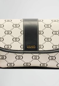 Biely textúrovaný kožený clutch s čiernym vzorom loga, so širokým hladkým koženým pásom v čiernej farbe a zlatým nápisom značky.
