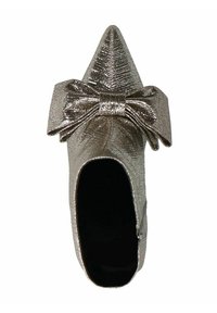 Ongeschoeide puntige schoen in metallic zilver met een gestructureerde afwerking. Voorzien van een grote strik aan de voorkant en een open hielontwerp. Interieur is zwart.