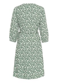 Rochie florală verde cu modele de margarete albe, mâneci trei sferturi, talie strânsă și tiv până la genunchi. Textură moale a materialului.