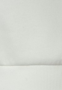 Witte sweatshirtstof met een gladde, gestructureerde oppervlakte en geribbelde zoom. Schoon, minimalistisch ontwerp zonder zichtbare patronen of accenten.
