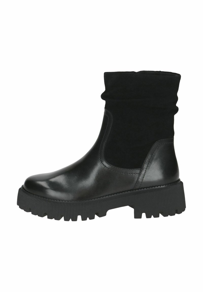 Botas negras hasta el tobillo que presentan una combinación de cuero liso y piel nobuck, con un borde arrugado, suela gruesa con relieve y punta redonda.