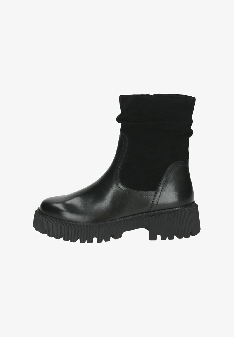 Černé kotníkové boty, které kombinují hladkou kůži a nubuk, s volným vrškem, robustní podrážkou s výrazným vzorem a kulatou špičkou.