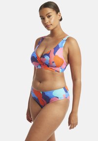 Set di bikini colorato caratterizzato da un motivo astratto multicolore in tonalità di blu, rosa e arancione. Il top ha un design a incrocio e spalline larghe.