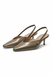 Tacchi slingback verde oliva con punta affusolata, finitura lucida in vernice e tacco piccolo. Presentano un design con tagli e un delicato dettaglio hardware.