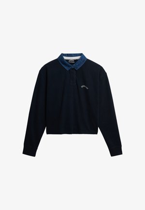 Camisa polo de manga larga recortada en azul marino con un cuello de denim claro. Presenta una tapeta frontal y el logo "SUPERDRY" bordado en el pecho.