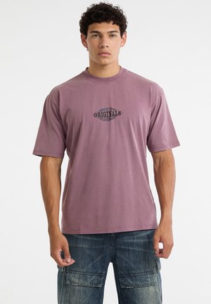 - T-shirt z nadrukiem