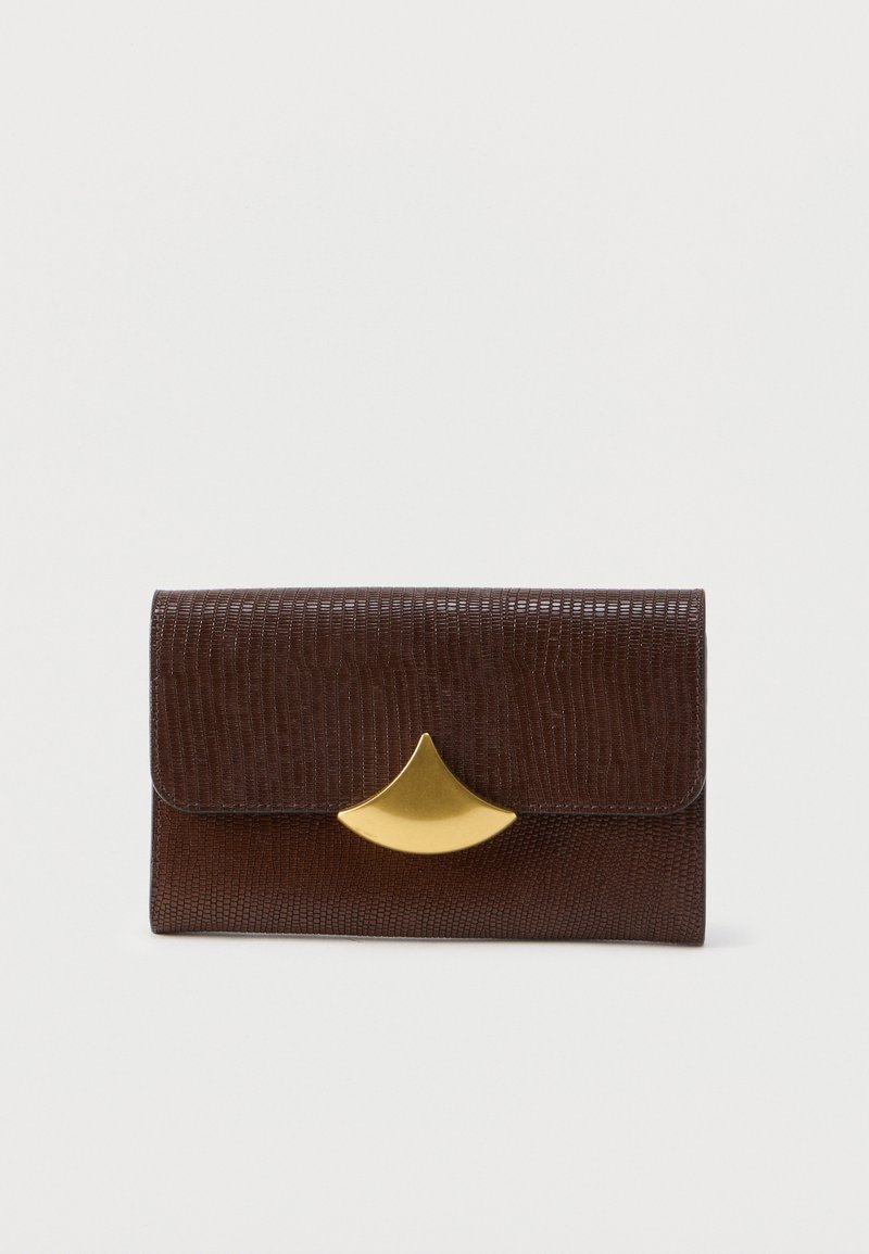 Pochette in pelle marrone dalla trama evidente con una chiusura a ventaglio dorata su uno sfondo bianco semplice.