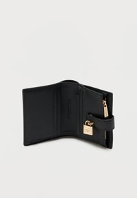Portofel din piele neagră cu o textură netedă, având multiple sloturi pentru carduri, un compartiment cu fermoar și un detaliu cu lacăt auriu pe lateral.
